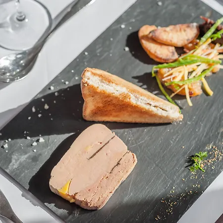 Hotel Logis Tante Yvonne & Son Restaurant Semi-gastronomique - Lyon Nord 3*