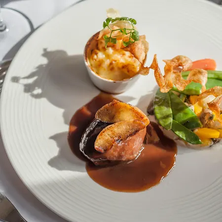 Logis Tante Yvonne & Son Restaurant Semi-gastronomique - Lyon Nord Hotel 3*