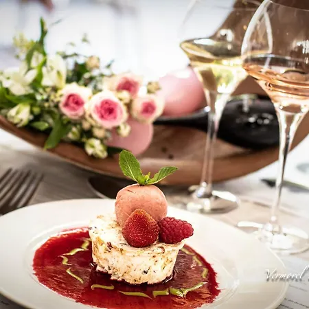 Hotel Logis Tante Yvonne & Son Restaurant Semi-gastronomique - Lyon Nord 3*